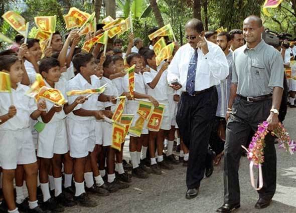 APH2003013030580-L.jpg Photo: School children cheer on Jayasuriya.