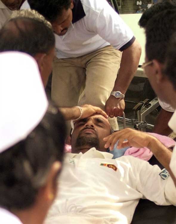 APH2003050543481-L.jpg Photo: Atapattu suffers concussion.