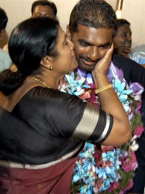 HKG2004052094981-L.jpg Photo: Murali's mother embraces him after world record.