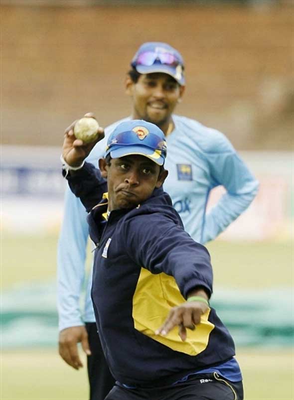 Par3270958-L.jpg Photo: Mendis during fielding drills.