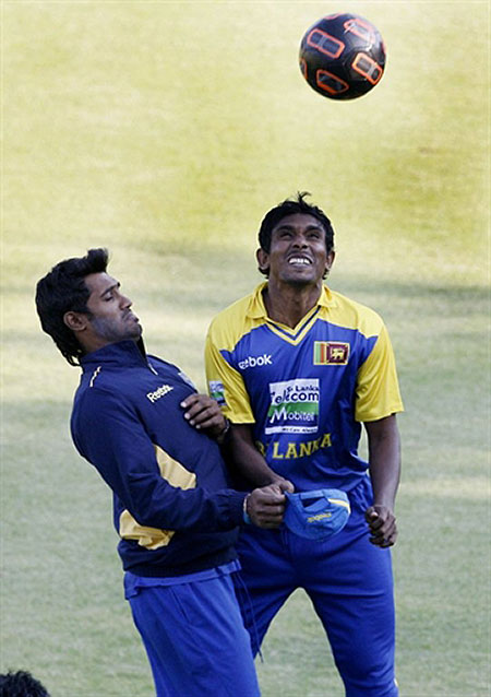 IC2010290430.jpg Kapugedera and Thushara play football