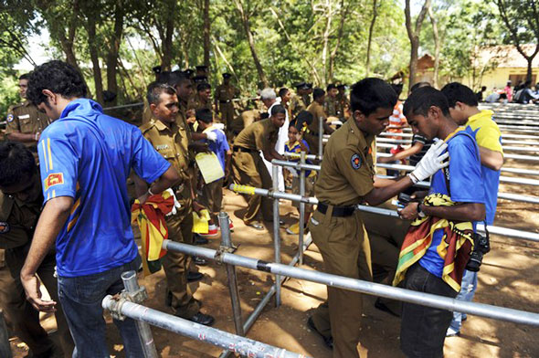IC2011AFP78063.jpg Tight security in Suriyawewa