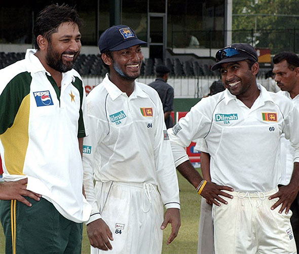 IC2011AFP73009264.jpg Jayawardene and Sangakkara share a light moment with Inzi