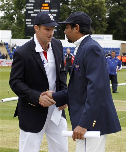 000_DV965591.jpg Dilshan's first toss as Test captain
