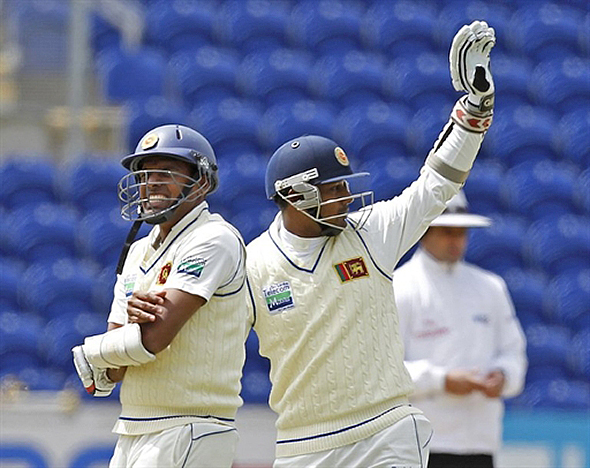IC2011AFP10003303.jpg Samaraweera grimaces in pain