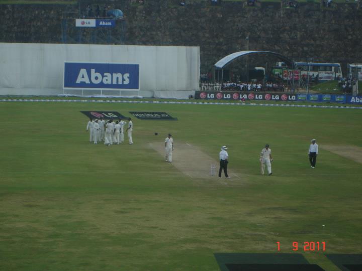 Sri lanka team celebrate mike hussey's wicket 1