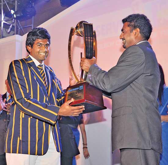 Bhanuka Rajapaksa receives the prestigious Observer Mobitel Schoolboy Cricketer title
