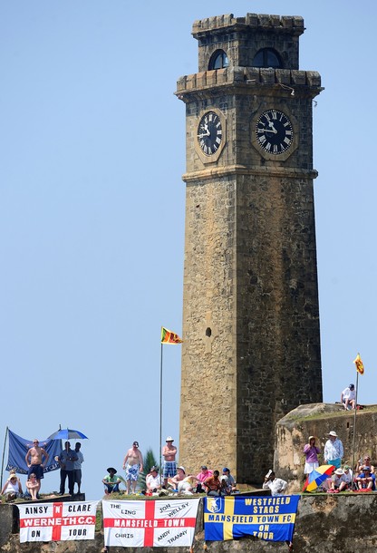 Del6107151.jpg English fans watch England-Sri Lanka Test from Galle fort