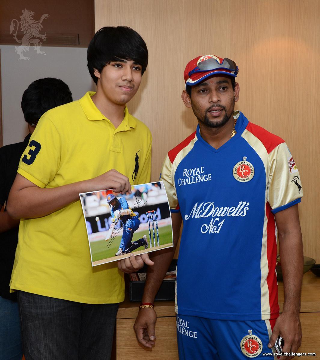 a fan gets tm dilshans autograph
