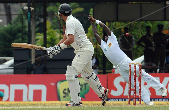 590_Del6172376.jpg Angelo Mathews drops Ross Taylor