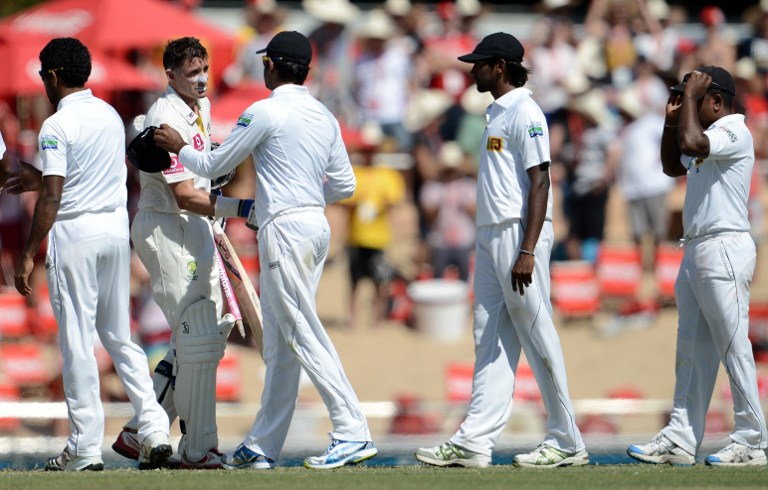 000_Hkg8147478.jpg Sri Lankans wish Hussey after his last Test match
