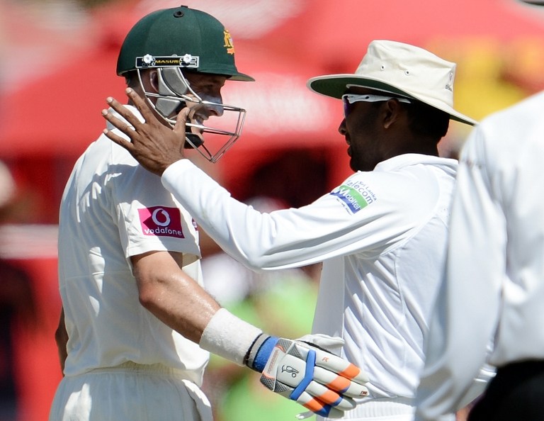 000_Hkg8147479.jpg Sri Lankans wish Hussey after his last Test match