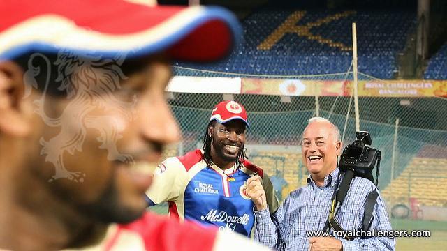 dilshan having fun with the camera during (1)