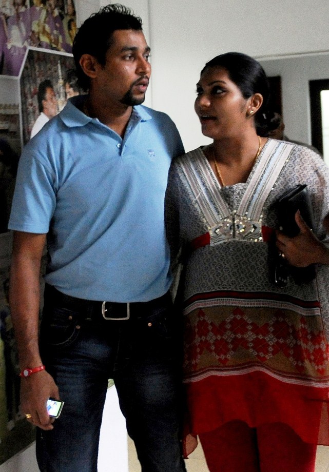 tillakaratne dilshan, left, and his wife manjula thilini afp 1369403695