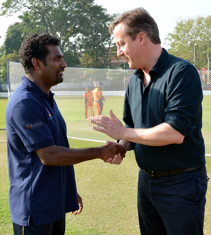 000_Hkg9198032.jpg British PM Cameron meets Sri Lanka cricket legend Muralitharan