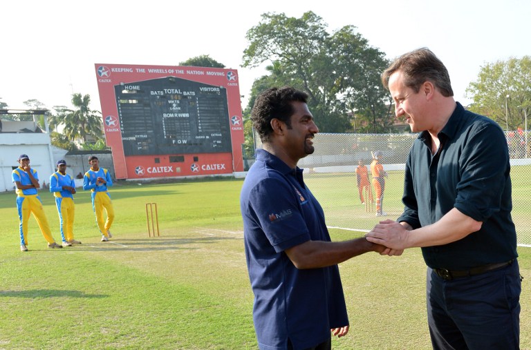 000_Hkg9198033.jpg British PM Cameron meets Sri Lanka cricket legend Muralitharan