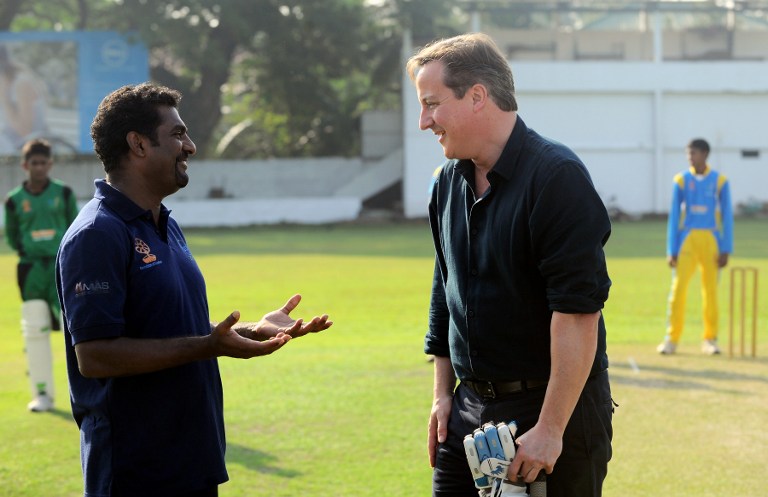 000_Hkg9198041.jpg British PM Cameron meets Sri Lanka cricket legend Muralitharan