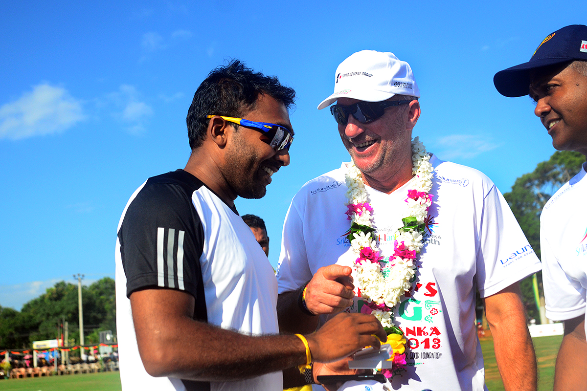 022151541544.jpg Mahela Jayawardene and Sir Ian Botham