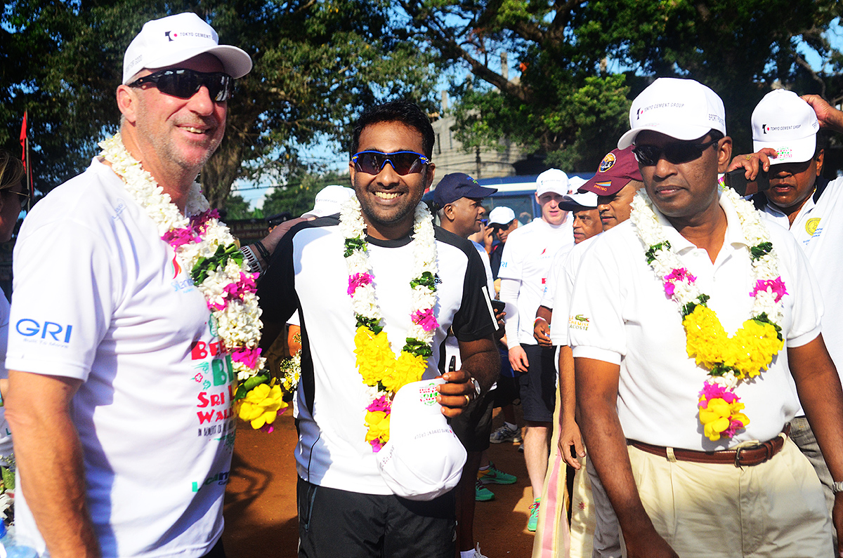 404048444.jpg Mahela Jayawardene and Sir Ian Botham
