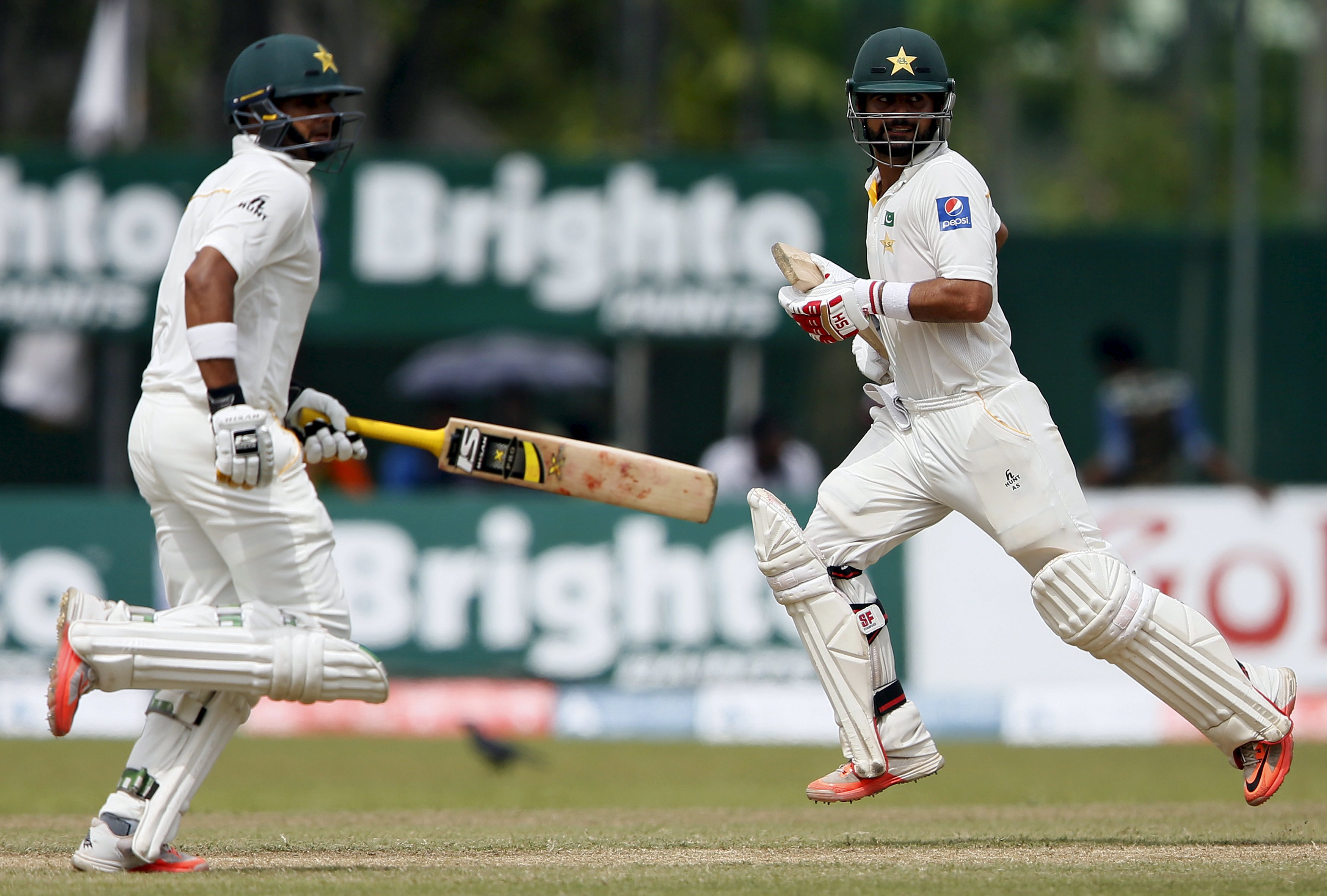 2015-06-27t091403z_204667883_gf10000140834_rtrmadp_3_cricket-lanka.jpg Shehzad and Ali run between wickets