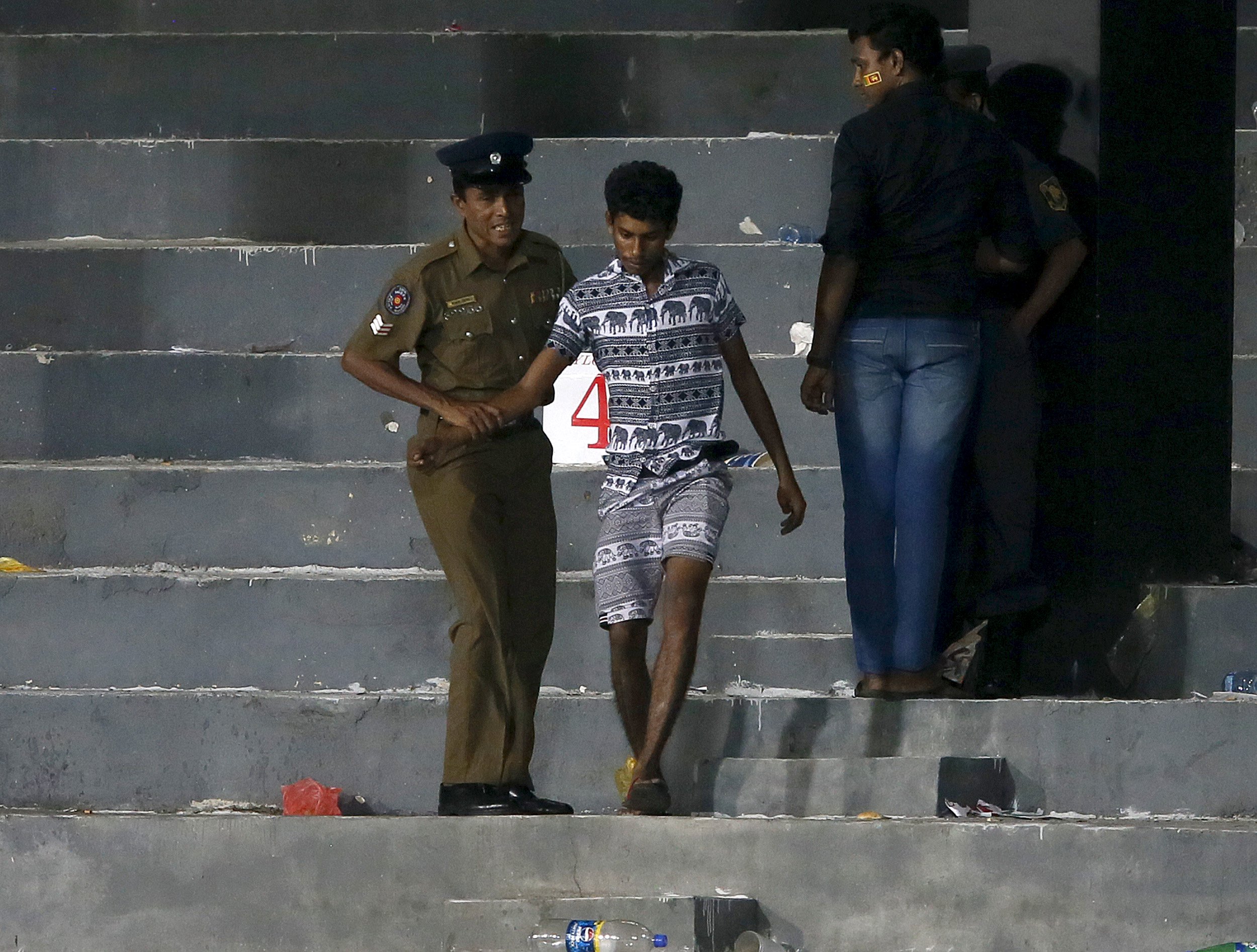 2015-07-19t183845z_1568406016_gf10000164277_rtrmadp_3_cricket-lanka.jpg A police officer