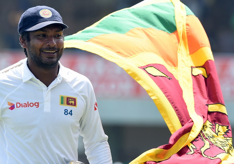000_del6437832.jpg Sri Lankan cricketers carry Kumar Sangakkara