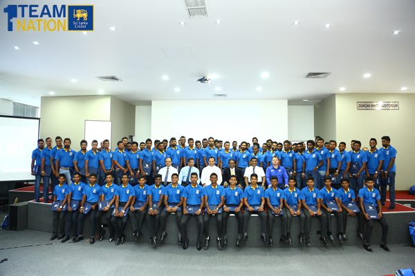 group_photo_-_players_who_received_domestic_cricket_contracts_posing_for_a_photograph_with_the_minister_of_sports_and_slc_president_mr._thilanga_sumathipala.jpg Photo