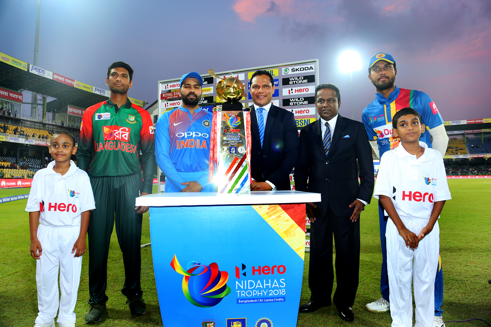 1es5ed5e5.jpg Captains pose with the 2018 Nidahas Trophy